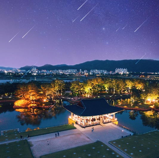 경주-여행-데이트-나들이-주말-코스-추천-가볼만한곳-아이와-아이랑-아이들과-벚꽃-봄-여름-가을-겨울-바다-실내-야경-산책-황리단길-보문단지-베스트-리스트-불국사-핫플-포토존-대릉원-화랑의언덕-안압지-경주월드-보문정-명소-첨성대-인스타사진-송대말등대-경주박물관-바다-자동차-대중음악-또봇-핑크뮬리-주상절리-월정교