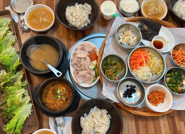 예산-맛집-베스트10-베스트-리스트-추천-백종원-현지인-노포-오래된-예당호-예당-저수지-출렁다리-예당저수지-예산시장-시장-한일-식당-국밥-한식-소복-갈비-고기-고깃집-한우-대흥-어죽-칼국수-점심-장터-할머니-옛날-돈가스-돈까스-곱창-현지인-한식-두부-카페